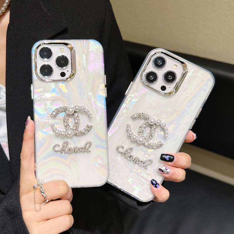 Chanelstyle เคสไอโฟน 17 pro max 16 pro max 14 pro max 13 pro max 15 pro max เคส iphone 13 11 12 pro max 16 17 14 15 12 case เคสไอโฟน 16 pro 17 pro 16 plus 15 pro 14 pro 13 pro 12 pro 14 plus 15 plus เคสโทรศัพท์ กันกระแทก เพิร์ล Rhinestone