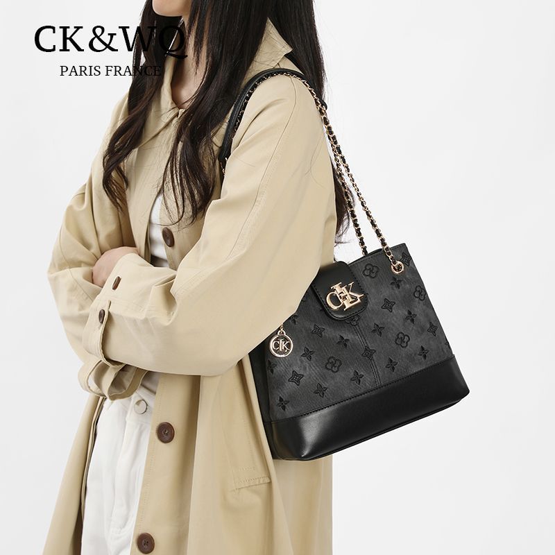 CKWQ กระเป๋าโซ่ รุ่นใหม่ กระเป๋า commuter 2026 จุของสะใจ กระเป๋าสะพายไหล่ กระเป๋าหนัง pu ราคาถูก งานพรีเมียม สไตล์เกาหลี มินิมอล ใส่ไปเรียน/ทำงานได้