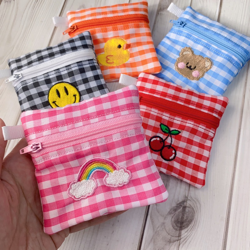 🍬พร้อมส่งทุกสี🍬 กระเป๋าจิ๋ว ลายตาราง ปักลายการ์ตูน ใส่เหรียญ หูฟัง airpod ใส่ลิป มีห่วง มีซิป มีซับใน ราคาถูก สีตรงปก